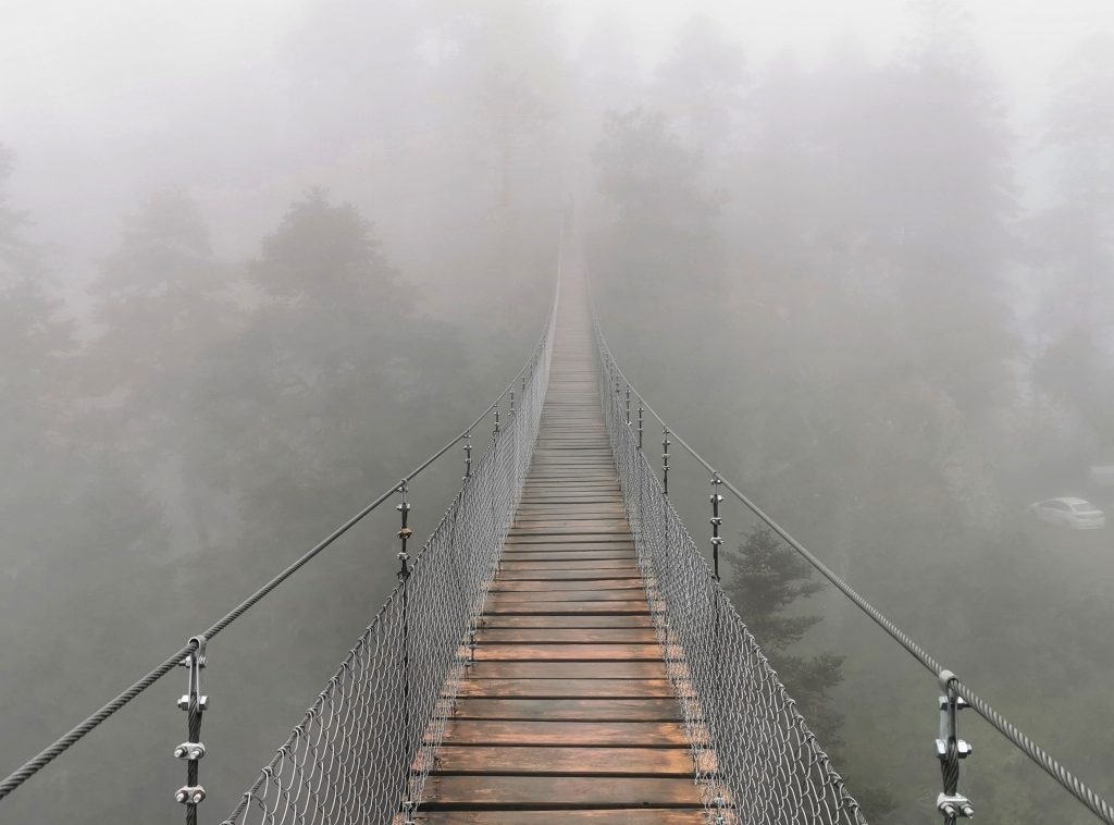 Pont dans la brume
